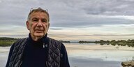 Regisseur Volker Koepp steht an einem Seeufer