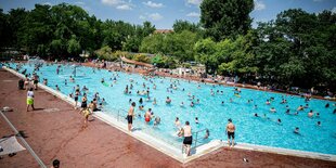 blaues Wasser, gut gefülltes Sommerbad