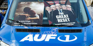 AUF1 Plakate liegen in einem Auto