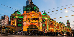 Innenstadtszene in Melbourne, Spielerinnen wurden auf ein Gebäude projiziert.