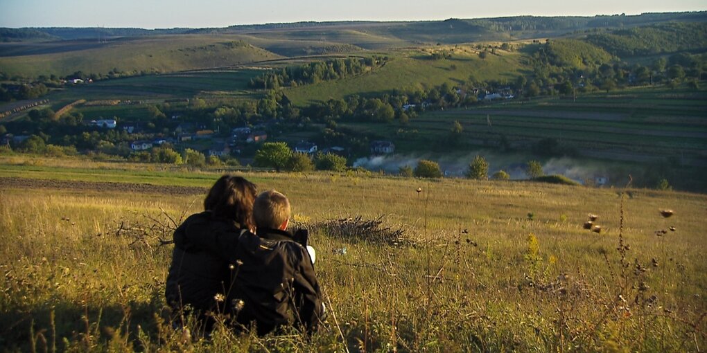 Zwei Menschen in einer weiten Landschaft