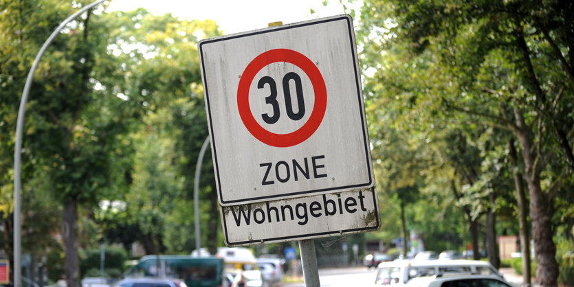 Straße mit parkenden Autos und einem Tempo-30-Schild