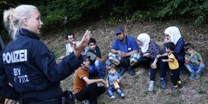 Polizistin mit einer syrischen Familie, die an der A3 aufgegriffen wurde.