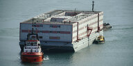 3stöckige containerartige Unterkunft auf dem Meer, mehrere SChiffe docken an