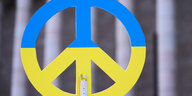 Peace Zeichen in den Farben der Ukraine wird hochgehalten