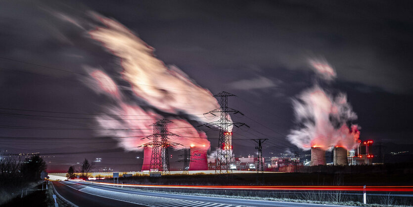 rauchendes Kraftwerk in der NACHT