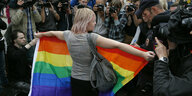 Protest mit Regenbogenflagge.