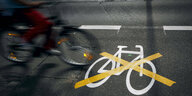 gelb durchgestrichene Fahrradmarkierung