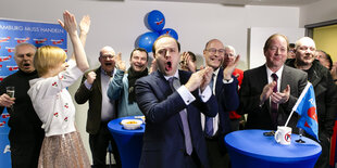 Olga Petersen, Krzysztof Walczak, Alexander Scholz und Dirk Nockemann jubeln während der Wahlparty der AfD am 23.2.2020