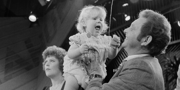 Louise Brown wird als Einjährige in der Talkshow „Phil Donahue Show“ am 8. September 1979 hochgehoben