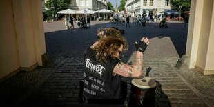 Ein Strassenmusiker trommelt