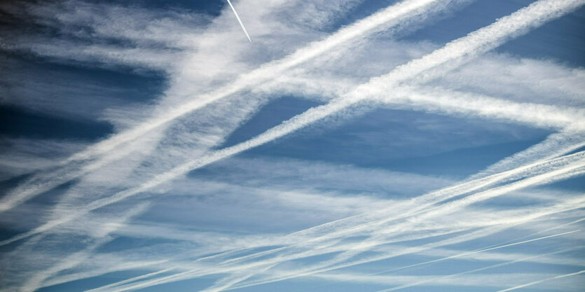 Kondensstreifen teilen einen blauen Himmel