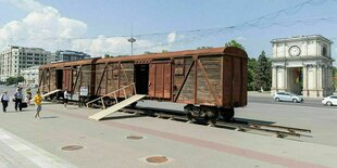 Eisenbahnwaggons stehen mitten in der stadt Chisinau