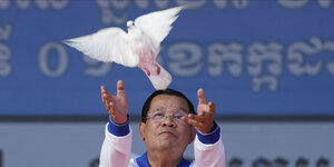 Hun Sen lässt eine weiße Taube steigen