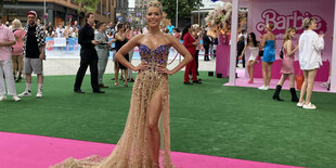 Das Model Sylvie Meis bei der Berliner „Barbie“-Premiere auf dem pinken Teppich.