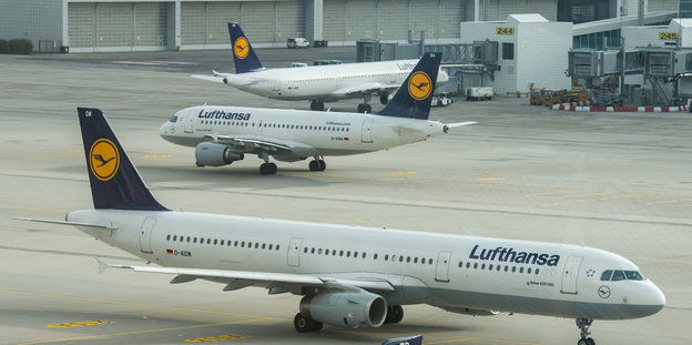 Lufthansa-Maschine stehen auf dem Rollfeld des Münchener Flughafens.