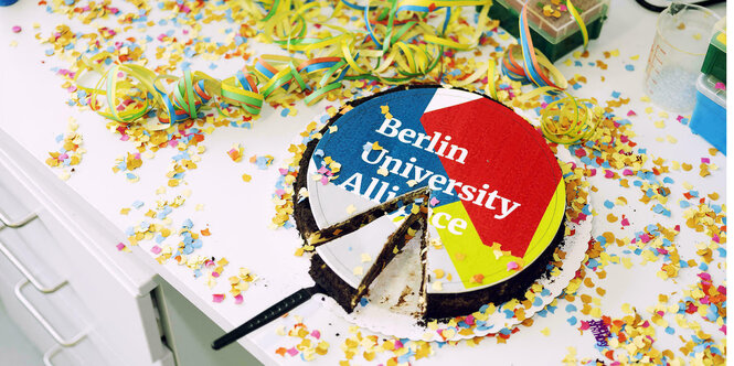 Ein angeschnittener Kuchen mit der Aufschrift 