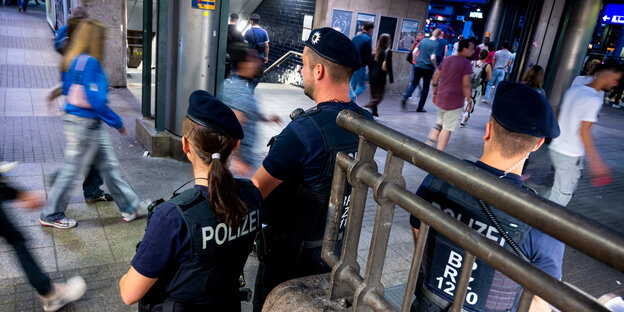 Polizisten beobachten Passanten im Hamburger Hauptbahnhof