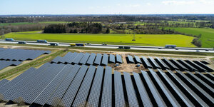 Eine neue Solaranlage neben Feldern und der Autobahn bei Neumünster