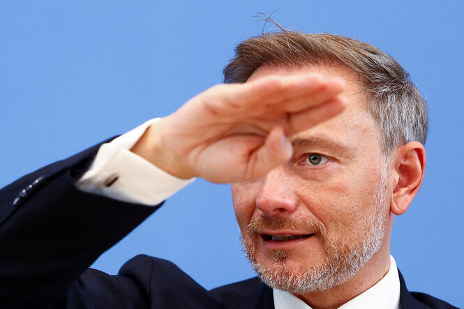 Finanzminister Lindner gestikuliert.