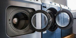 Offene Waschmaschinen