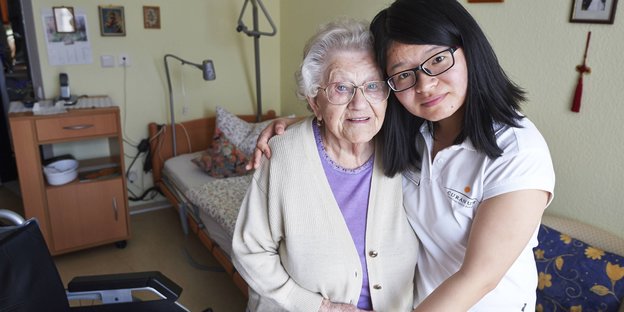 Die chinesische Pflegerin Song Xi und ihre 96-jährige Patientin