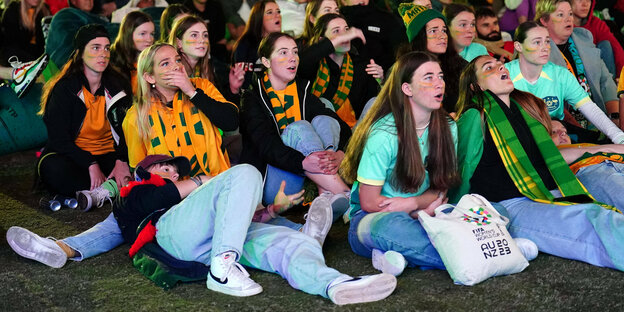 Raunen und Staunen: Junge Fußballfans in WM-Fanzone in Sydney.