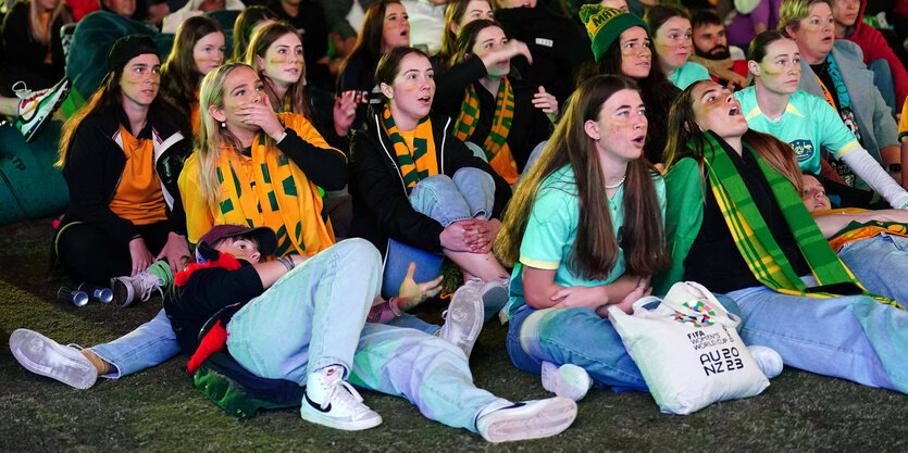 Raunen und Staunen: Junge Fußballfans in WM-Fanzone in Sydney.