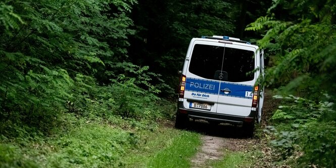 Ein Polizeiwagen fährt weg