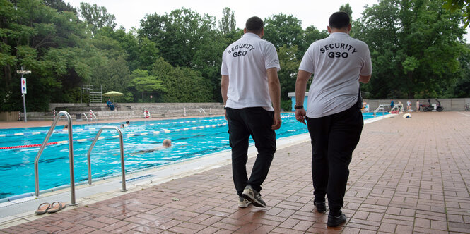 Im Prinzenbad Kreuzberg. In Regel hat die Aufsicht in den Bädern einen lauen Job