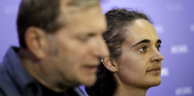 Gerhard Trabert und Carola Rackete bei einer Pressekonferenz.