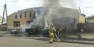 Ein Feuerwehrmann löscht ein brennendes Haus nach russischem Beschuss in Lyman