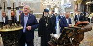 Lukaschenko und Putin zünden in der Nikolai-Marinekathedrale Kerzen an