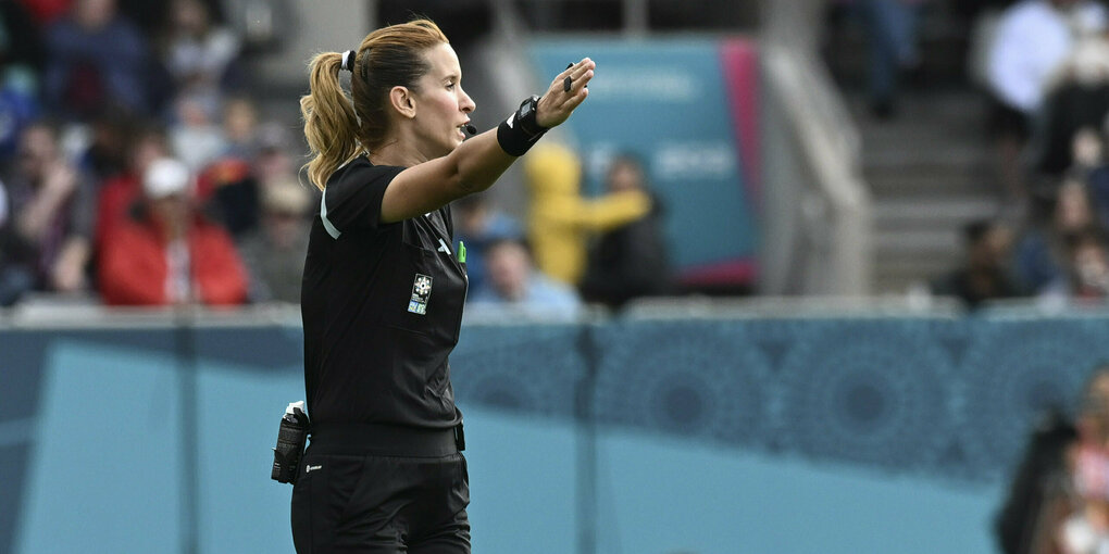 Spielt auf Zeit: Referee Bouchra Karboubi lässt auch überbordernd nachspielen.