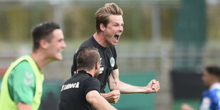 Lübecks Trainer Lukas Pfeiffer jubelt