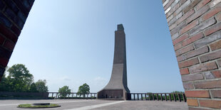 Das hoch aufragende Marine-Ehrenmal in Laboe am Ende eines Platzes