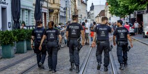 Polizist*innen patrouillieren nach Vorfällen auf dem Stadtfest durch Cottbus.