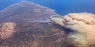 Blick von oben auf Rauchwolken über Rhodos