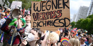 Frau auf Demo mi Plakat "Wegner verpiss dich vom CSD"
