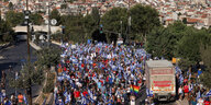 Auf einer Straße demonstrieren viele Menschen mit Israel-Fahnen