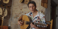 Instrumentenbauer Mohammed Khoudir und seine Oud