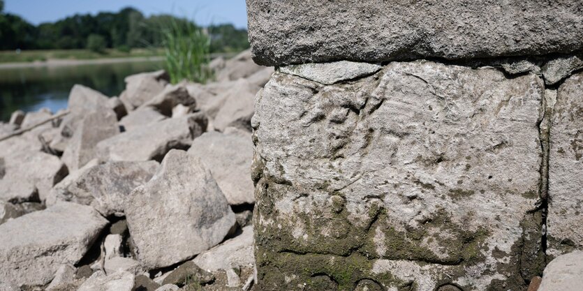 Steiniges Ufer mit trockenen Felsen