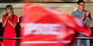 Pedro Sánchez und seine Frau mit einer PSOE-Flagge zwischen ihnen