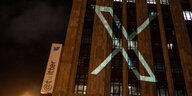 Auf dem Hauptquartier von Twitter in San Francisco wird ein X projiziert