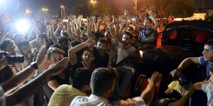 Nationalistische Demonstranten vor dem Gebäude der „Hürriyet“ am Dienstagabend.