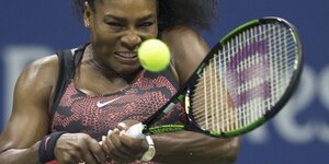 Serena Williams mit Schläger und Ball