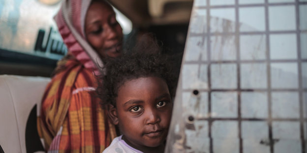 Frau und Mädchen im Sudan