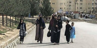 Frauen und Kinder auf einer Straße in Kabul, Afghanistan