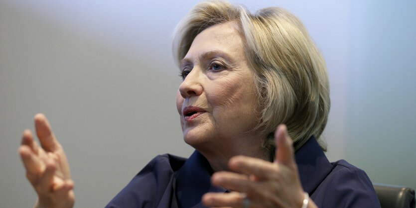 Hillary Clinton gestikuliert und spricht