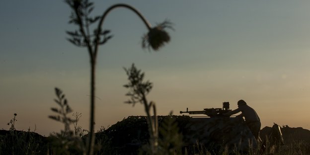 Ein Panzer der Ukraine im Sonnenuntergang